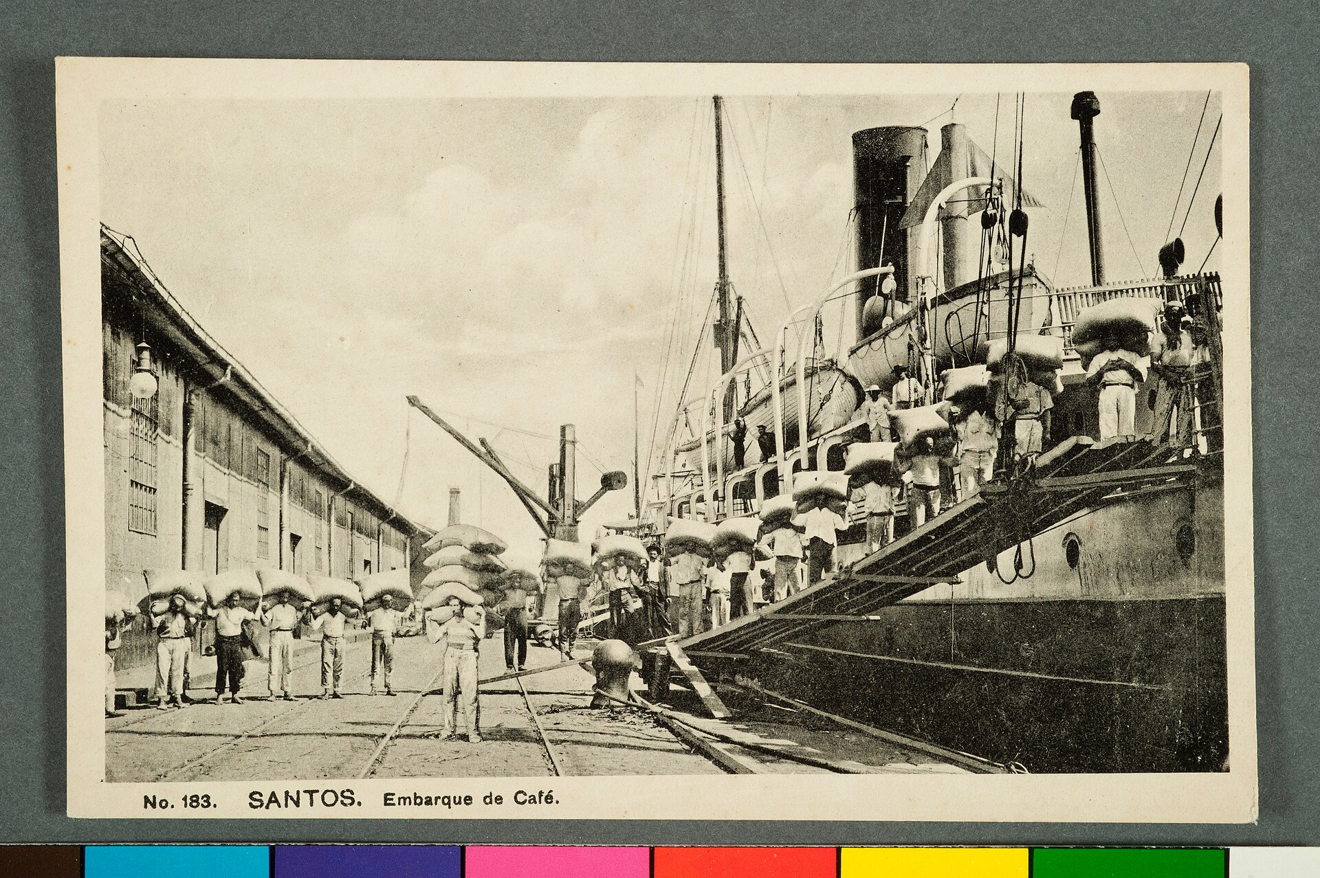 Imagem de referência de Nº 183. Santos. Embarque de Café, descrito nos dados abertos como item da Coleção Cartões Postais, no Museu Paulista