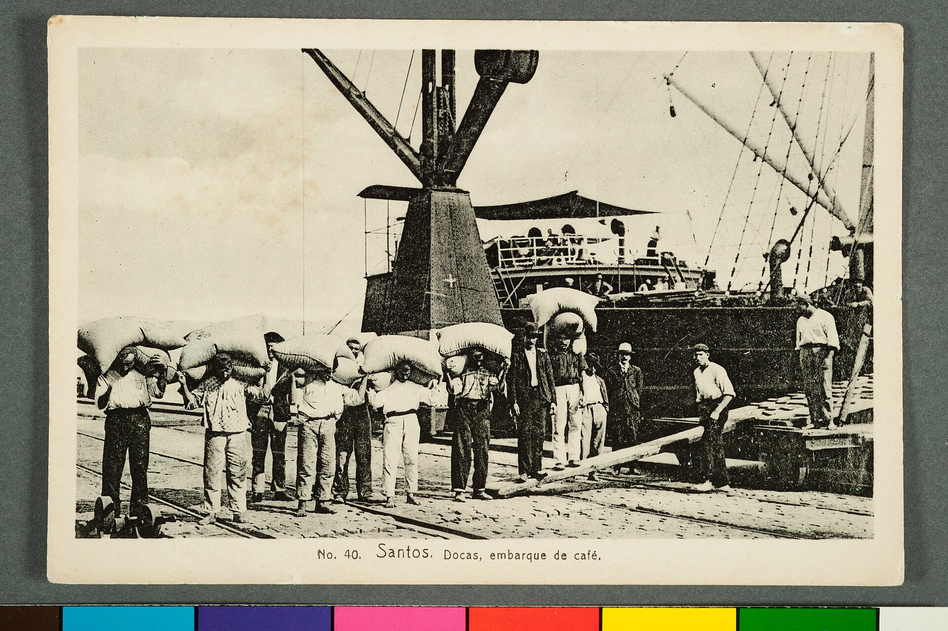 Imagem de referência de Nº 40. Santos. Docas, embarque de Café, descrito nos dados abertos como item da Coleção Cartões Postais, no Museu Paulista