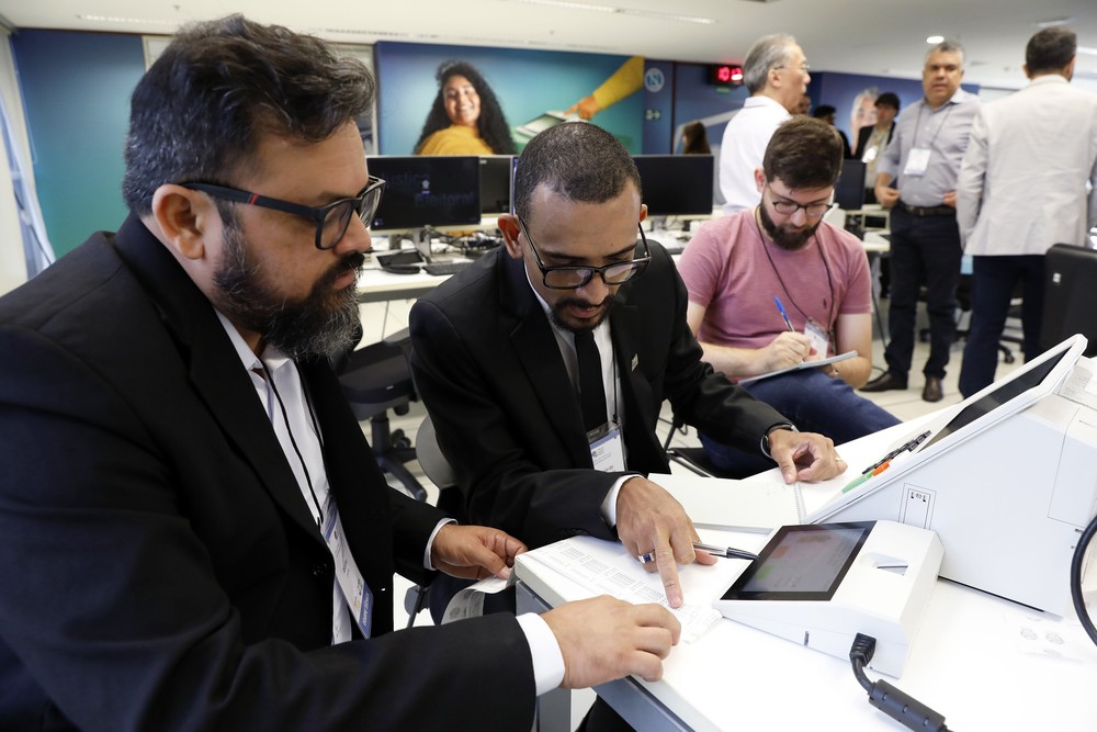 Teste público de segurança da urna eletrônica de 2025 — Foto: Alejandro Zambrana/Secom/TSE