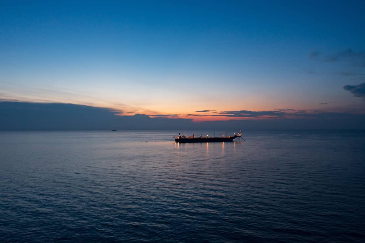 Vista aérea de cima de um drone de um petroleiro offshore no meio do oceano
