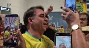 Flávio Bolsonaro foi recebido por apoiadores no aeroporto de Natal (RN)