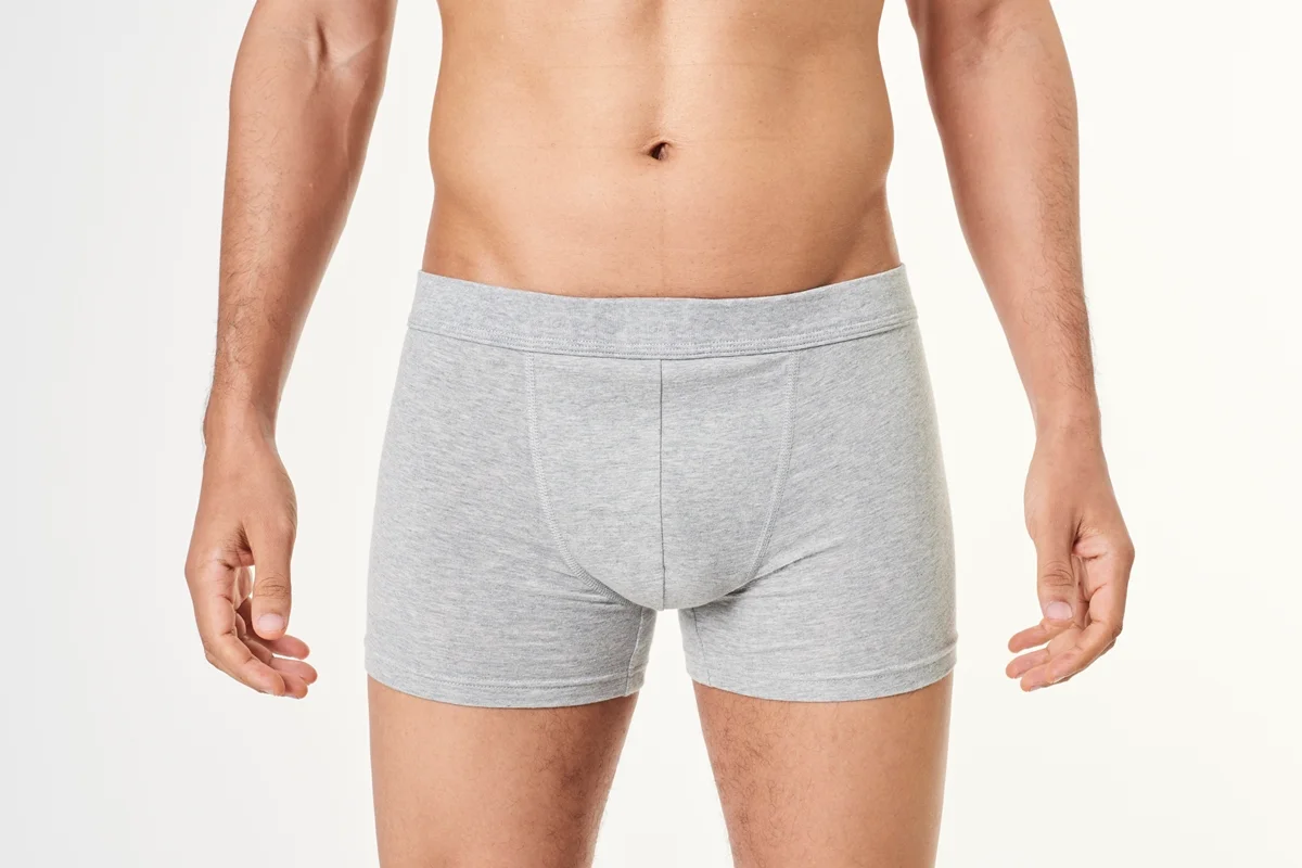 Imagem colorida mostra homem branco com cueca cinza - Metrópoles