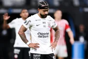 Memphis Depay perdeu o pênalti decisivo em Corinthians x Estudiantes pela Libertadores.