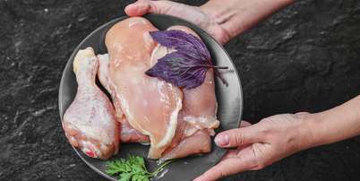 Entenda por que voc&ecirc; n&atilde;o deve lavar o frango antes de cozinhar Foto: Freepik