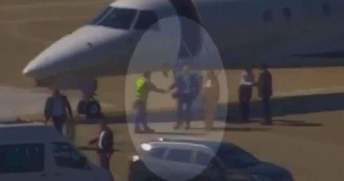 Vídeo mostra Moraes e esposa desembarcando de jatinho de Vorcaro; veja