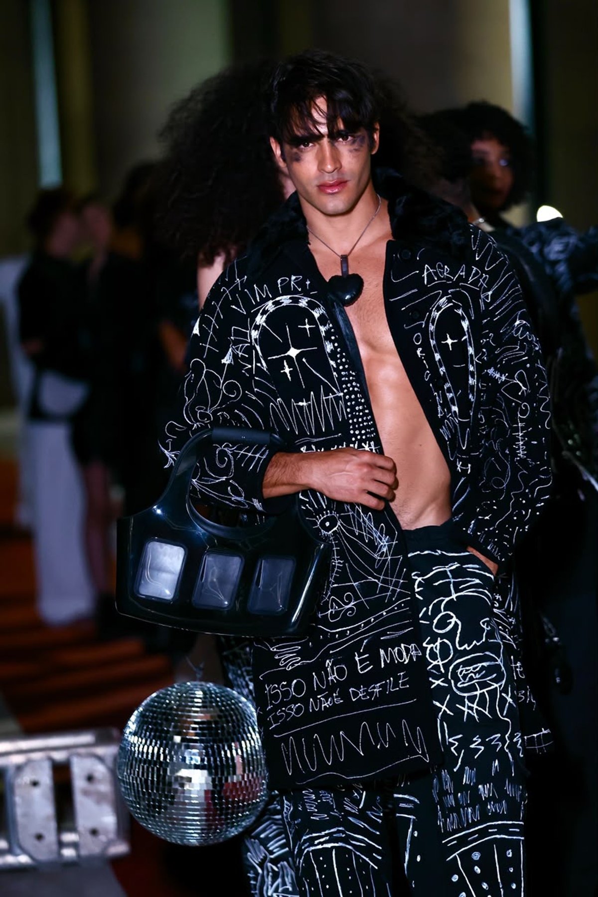 Victor Dzenk, Sun Rose e Almacor levam diversidade ao Metrópoles Catwalk