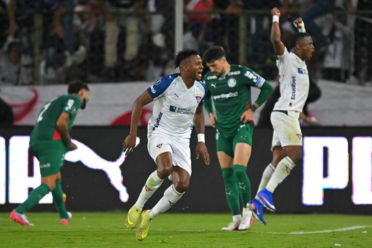 Palmeiras se acovarda, leva virada da LDU, mas se classifica nos pênaltis graças a Carlos Miguel