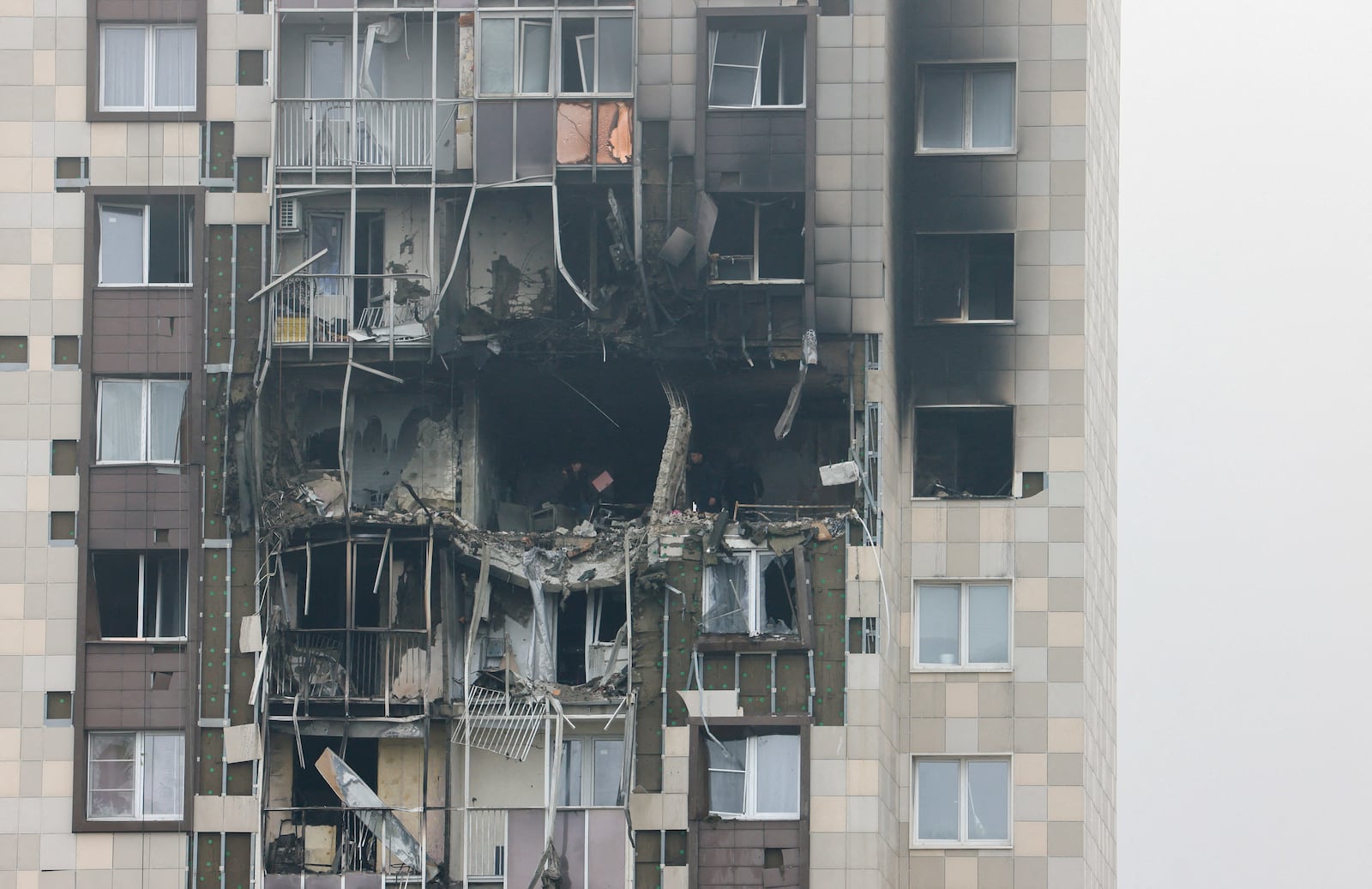 Prédio em área residencial de Moscou atingido por drone neste domingo (20) Stringer/Reuters - 20.09.2026