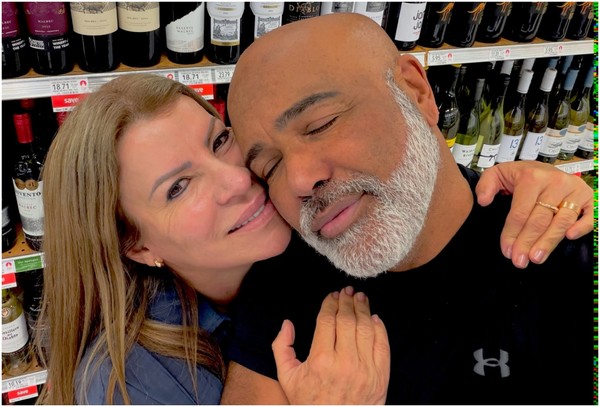 Esposa de Rick deixa os EUA e retorna ao Brasil após marido desaparecer junto com helicóptero