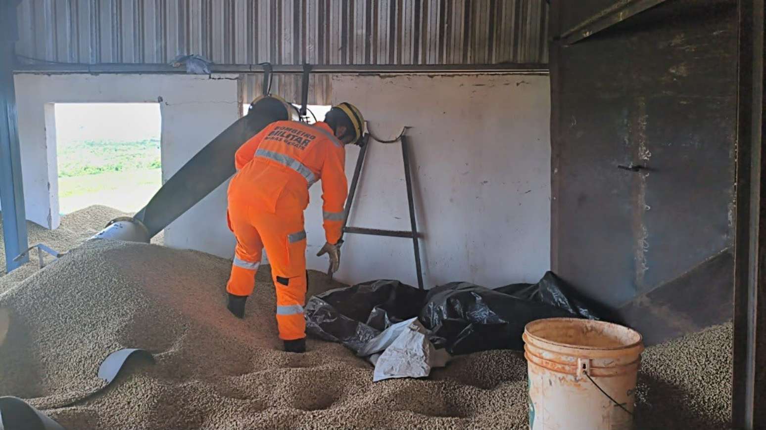 Homem morre soterrado por gr&atilde;os de caf&eacute; ap&oacute;s colapso de silo no Tri&acirc;ngulo Mineiro