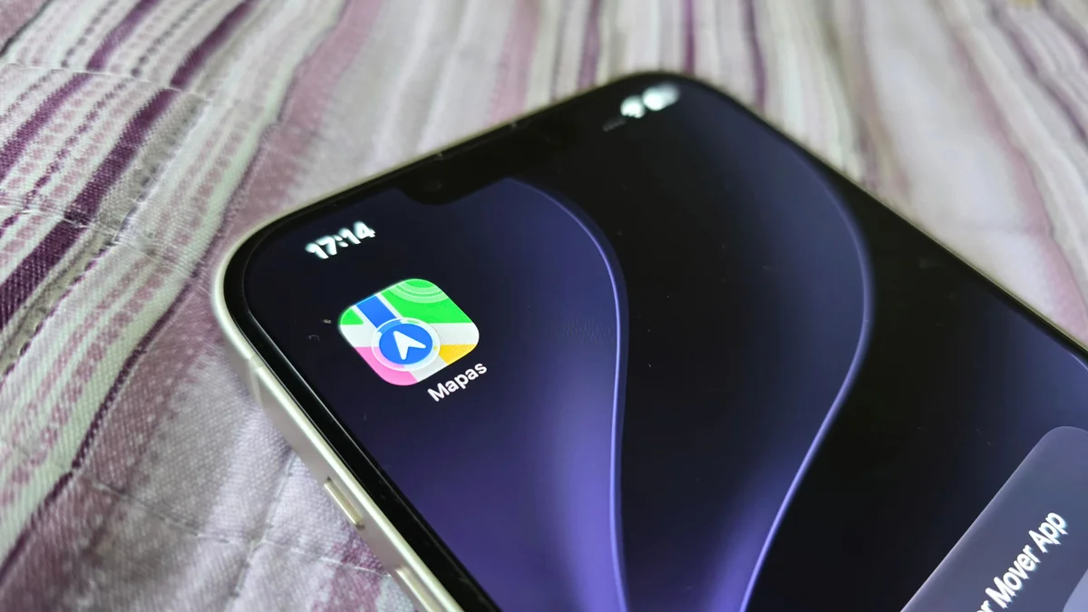 iPhone com o ícone do aplicativo Mapas em destaque