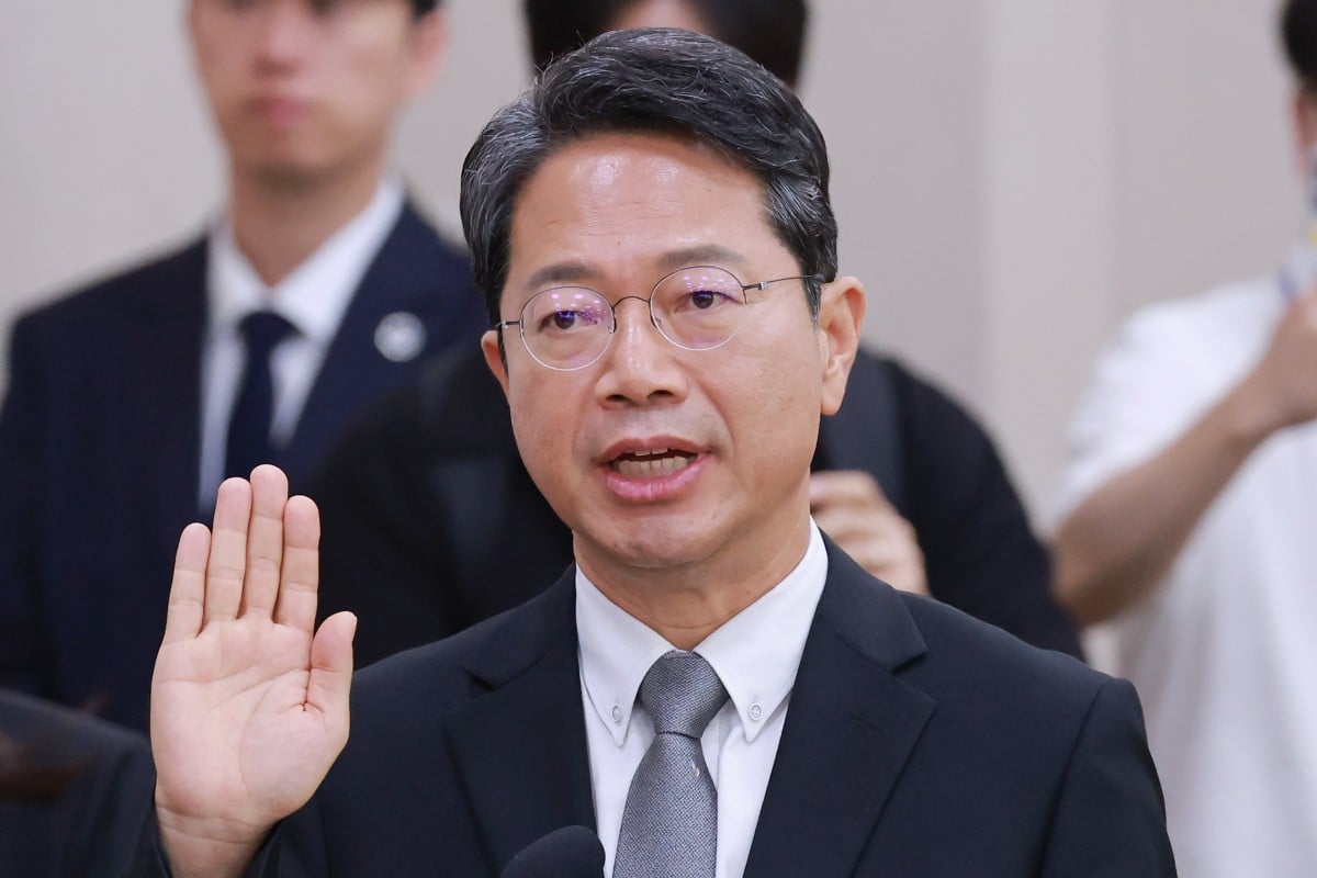 O candidato à nomeação para ministro da Justiça da Coreia do Sul se retirou devido ao escândalo envolvendo ensaios clínicos de medicamentos contra a Covid-19.
