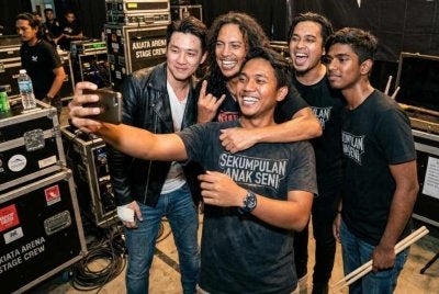 Ada segelintir individu yang gemar menonjolkan diri dengan memaparkan orang-orang hebat di sebelah mereka menerusi media sosial. - Imej janaan AI