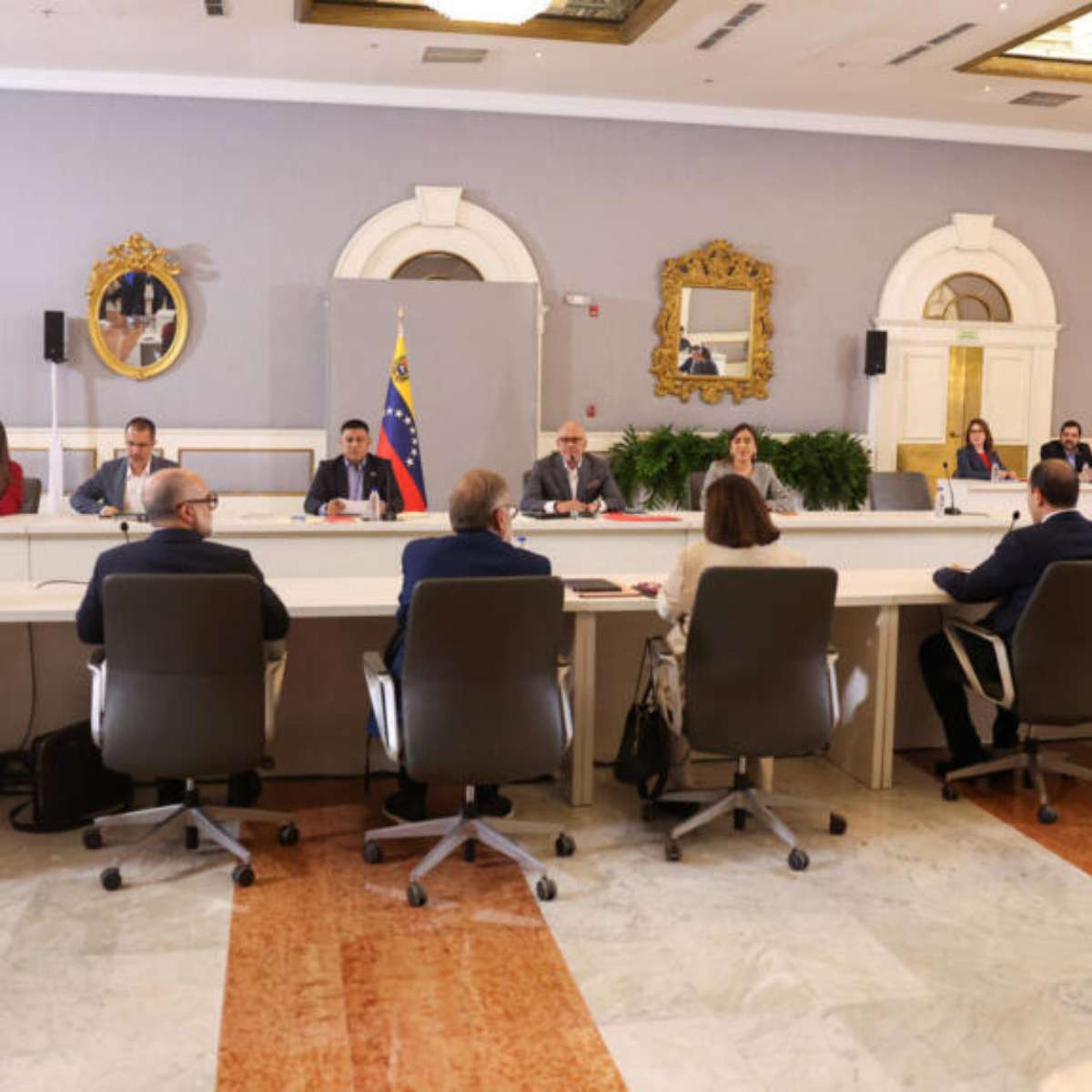 Governo da Venezuela e oposição retomam diálogo, em meio a detenção de opositor e liberação de sites