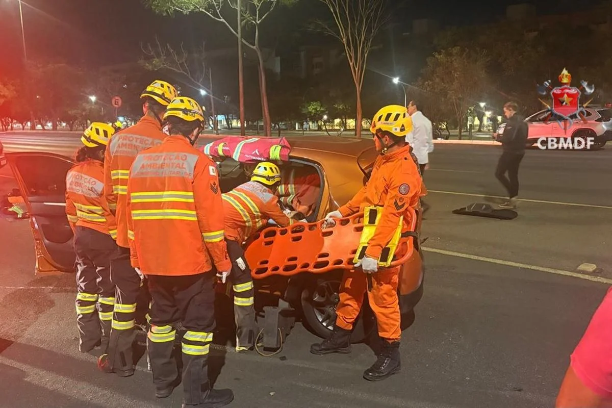 Bombeiros resgatam mulher presa em veículo após colisão no Eixão Sul