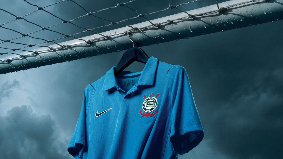 Corinthians lança terceiro uniforme azul em homenagem ao ex-goleiro Tobias e à Invasão de 1976
