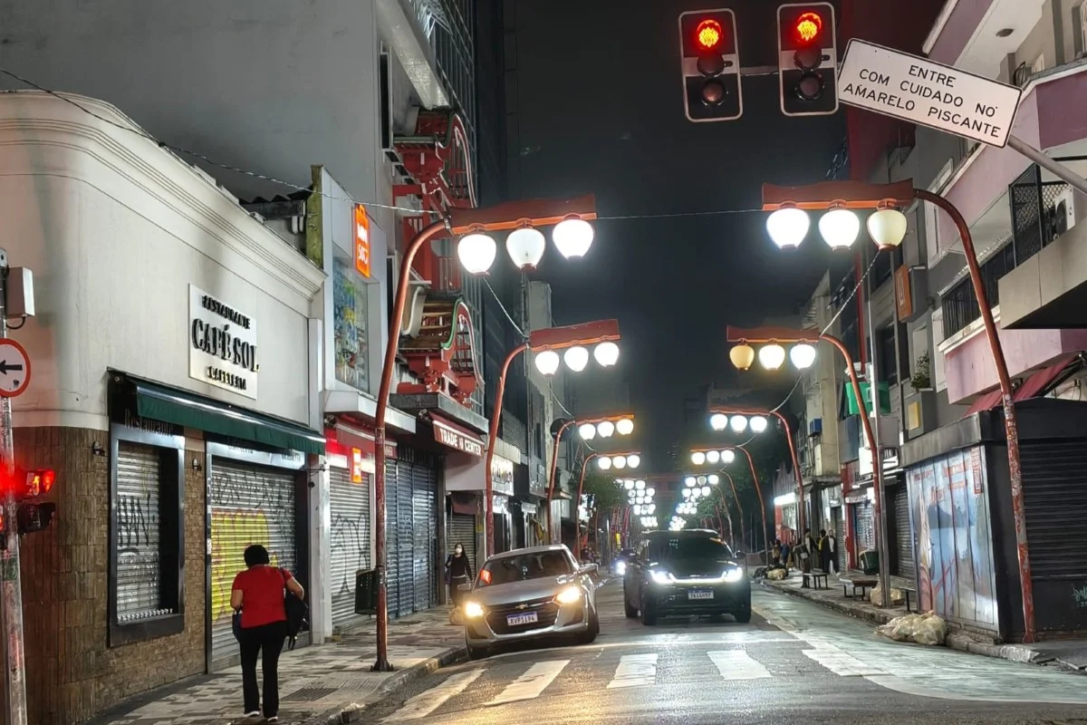 Imagem mostra sinal vermelho à noite - Metrópoles
