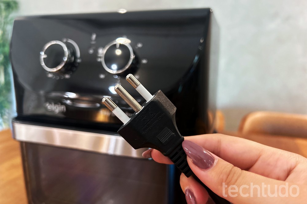 A air fryer pode atingir potências elevadas, principalmente em modelos maiores — Foto: Letícia Rosa/TechTudo