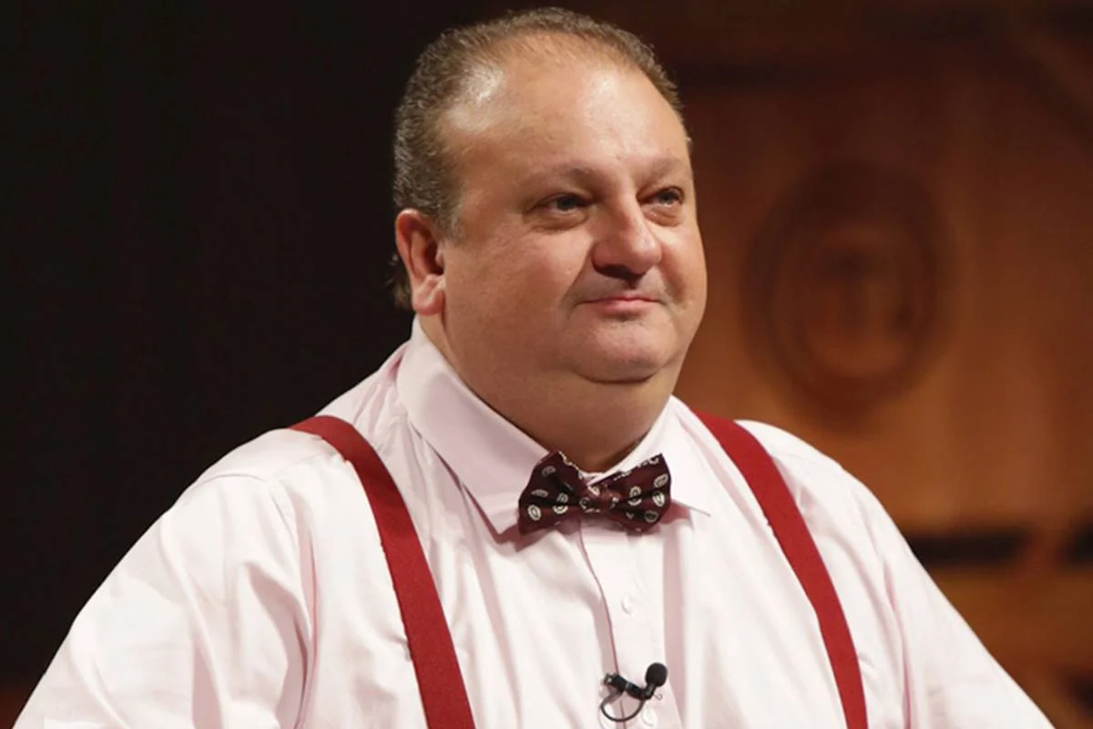 Foto colorida do chef Érick Jacquin como jurado do MasterChef Brasil - Metrópoles
