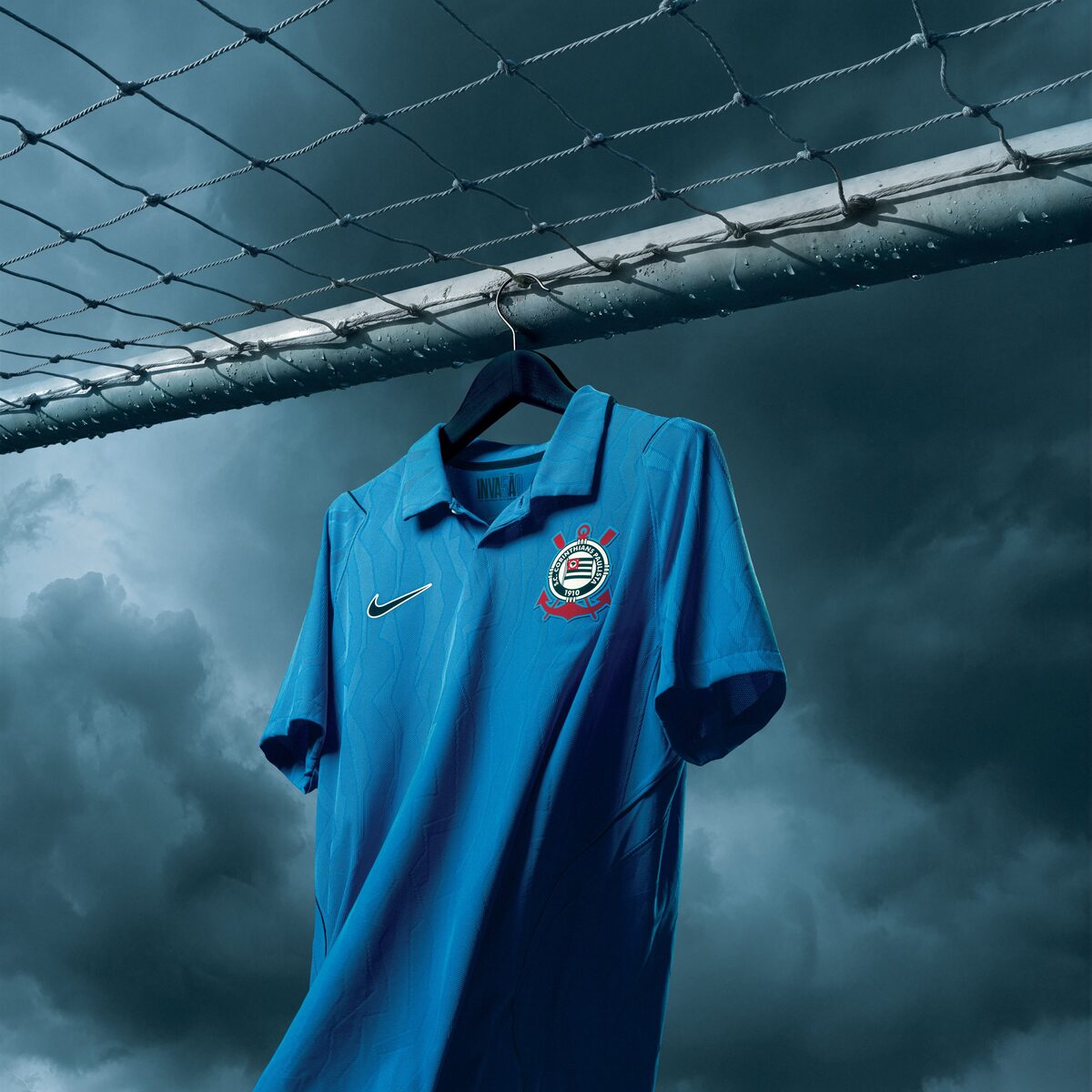 Corinthians lança terceiro uniforme azul em homenagem ao ex-goleiro Tobias e à Invasão de 1976