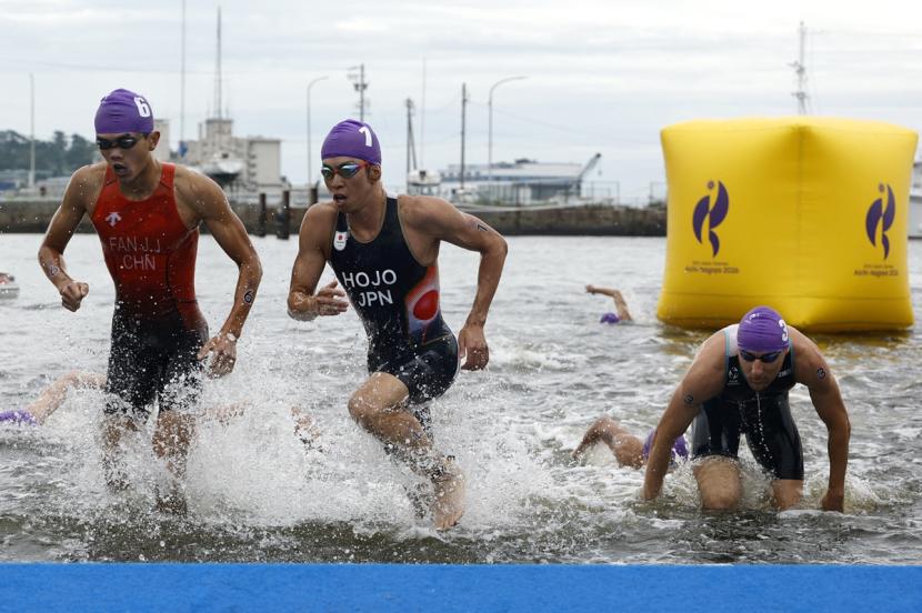 Takumi Hojo vence o triatlo masculino enquanto o Japão conquista a primeira medalha de ouro nos Jogos Asiáticos