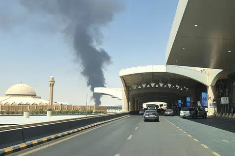 Incêndio irrompe perto do aeroporto de Riade enquanto os Houthis afirmam ter realizado ataques