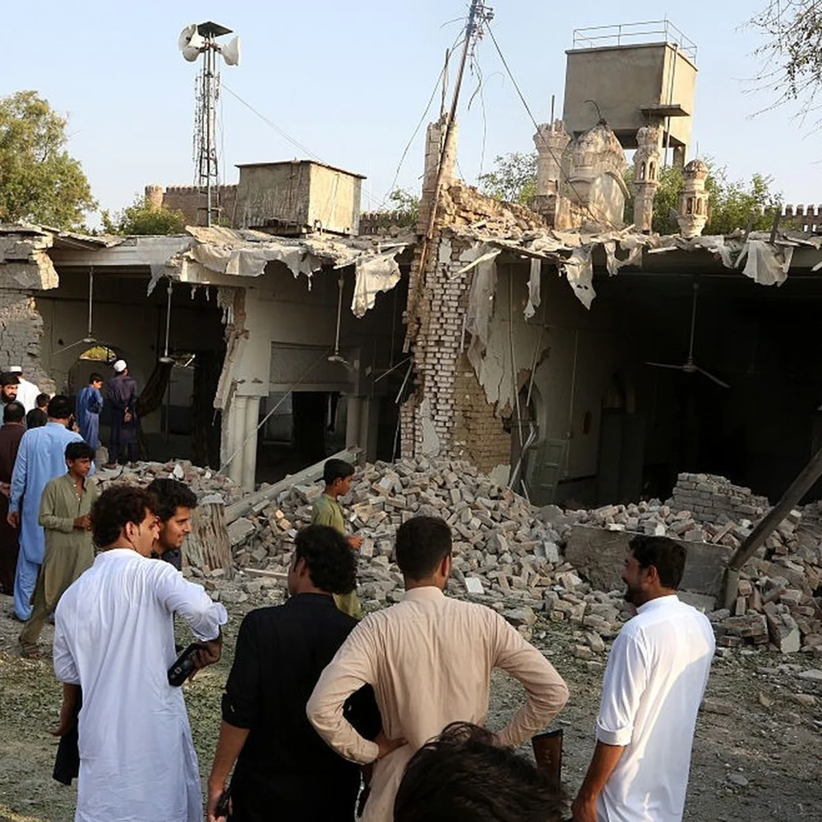 Ataque a mesquita deixa 21 mortos e mais de 100 feridos no Paquistão