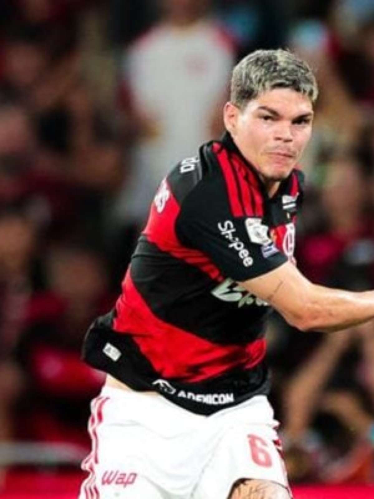 Ayrton Lucas, do Flamengo, sofre lesão muscular na coxa