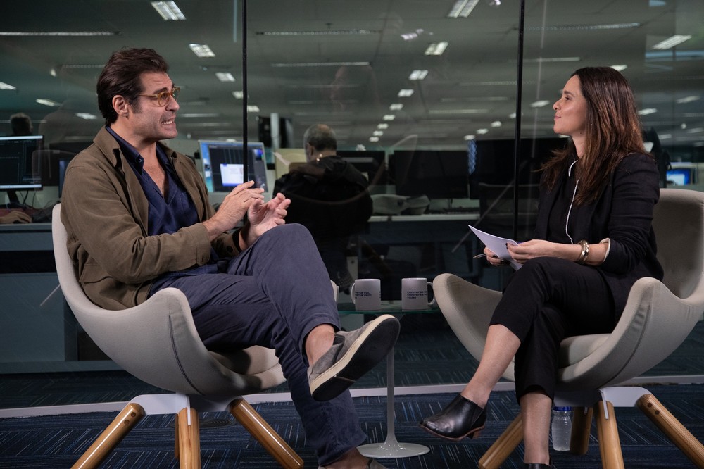 Thiago Lacerda e a jornalista Maria Fortuna no estúdio da redação e OGLOBO — Foto: Ana Branco