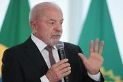Imagem da matéria: Líder do PL reage a reajuste do Bolsa Família por Lula a 17 dias da eleição