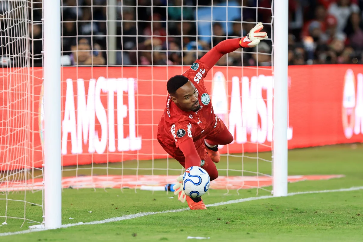 Carlos Miguel iguala feito de Marcos em disputa de pênaltis na Libertadores