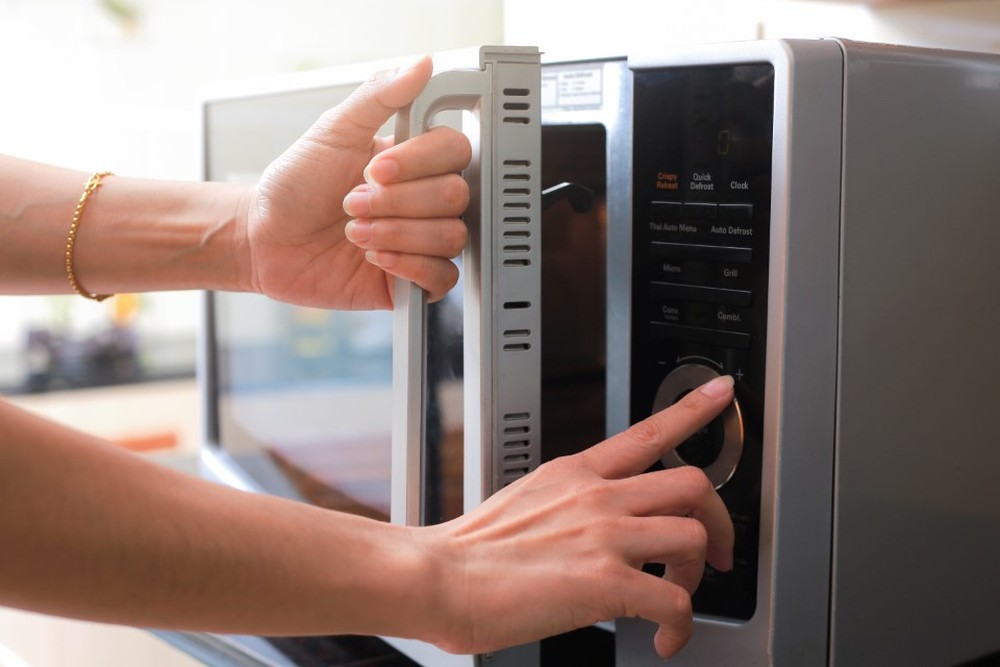 Mantenha o micro-ondas em uma tomada fixa e de fácil acesso e verifique regularmente se o plugue e o fio apresentam desgaste — Foto: Divulgação