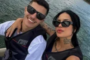 Tati Zaqui e Mateus Oliveira posam durante passeio de jet ski