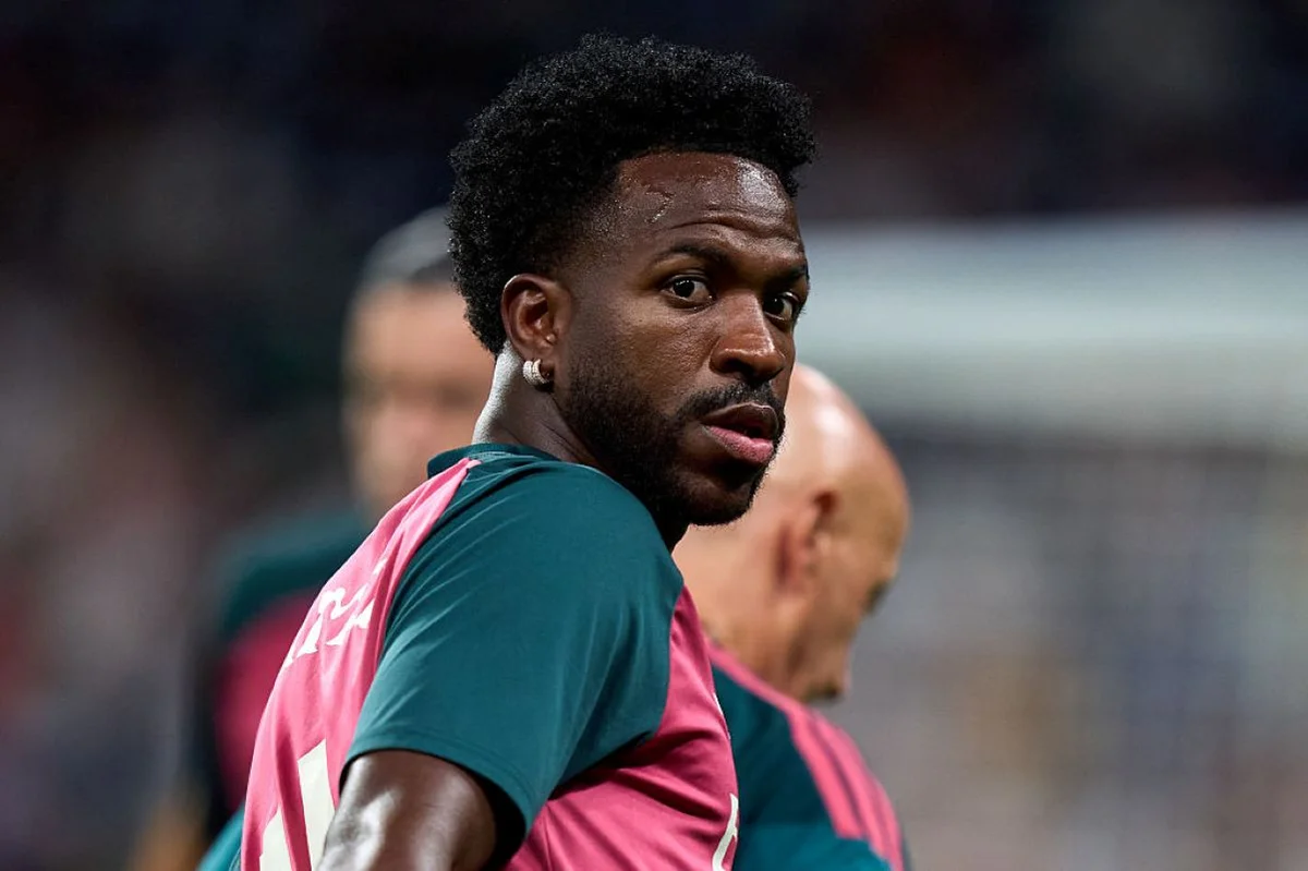 Vini Jr. processa modelo após suposta curtida e DM no Instagram