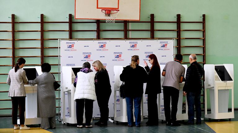 Quatro seções para votação nas eleições para a Duma Estatal abriram na Quirguistão
