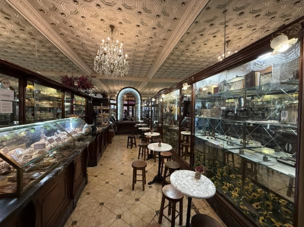 El interior del establecimiento conserva buena parte de su decoración histórica, el mobiliario, los aparadores, el mármol, las molduras, los cristales decorados, las lámparas y otros elementos de la reforma de 1950.