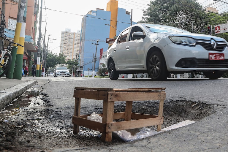 Santa Cecília: leitora se queixa de bueiro afundando em rua da região