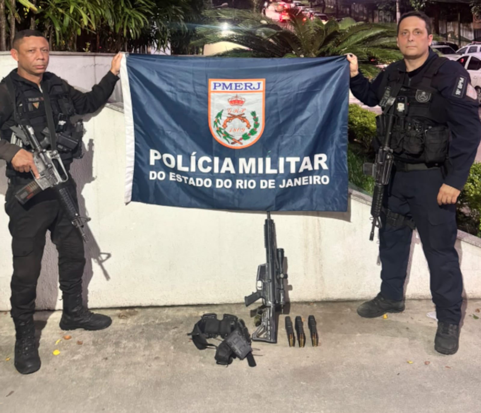 Agentes do 18º BPM apreenderam fuzil e carregador após perseguição e confronto Reprodução/Polícia Militar