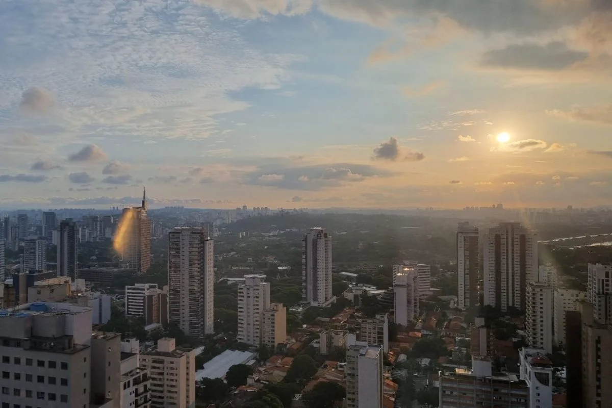Imagens coloridas mostram tarde de sol em SP
