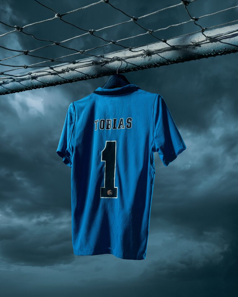 Corinthians lança terceiro uniforme azul em homenagem ao ex-goleiro Tobias e à Invasão de 1976