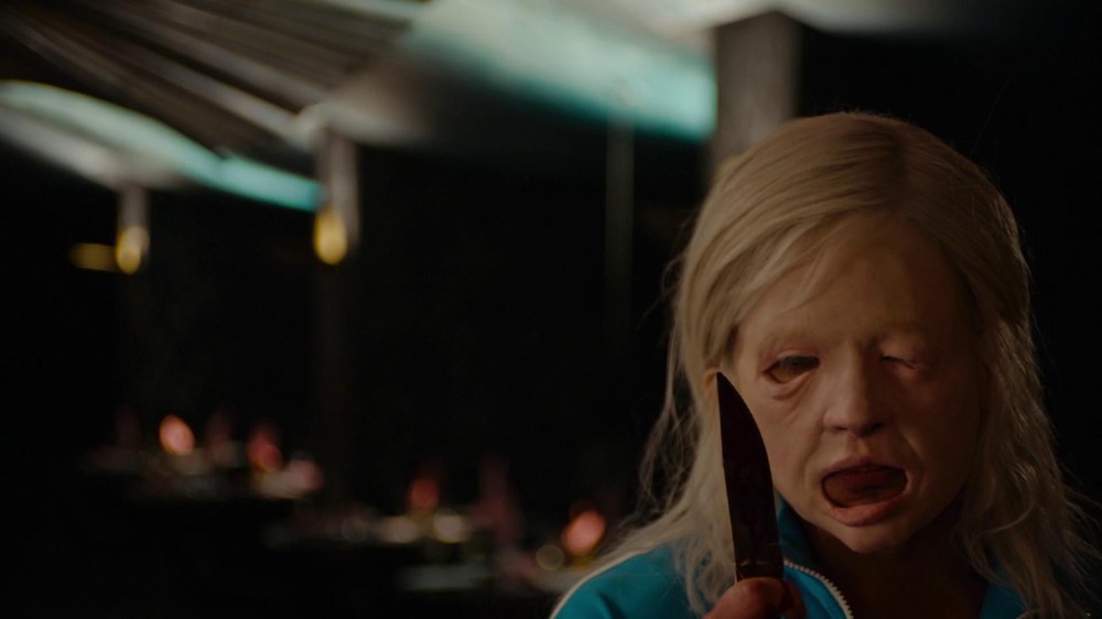 Possessor segue uma agente que usa a tecnologia de implantes cerebrais — Foto: Reprodução/IMDb