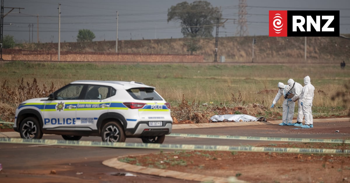 A polícia sul-africana encontra o corpo de uma nona mulher perto de Joanesburgo, e os temores sobre um assassino em série aumentam.