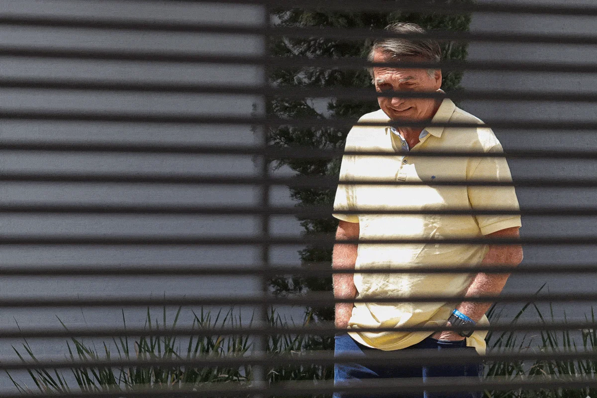 Imagem colorida do ex-presidente Jair Bolsonaro na prisão domiciliar - Metrópoles