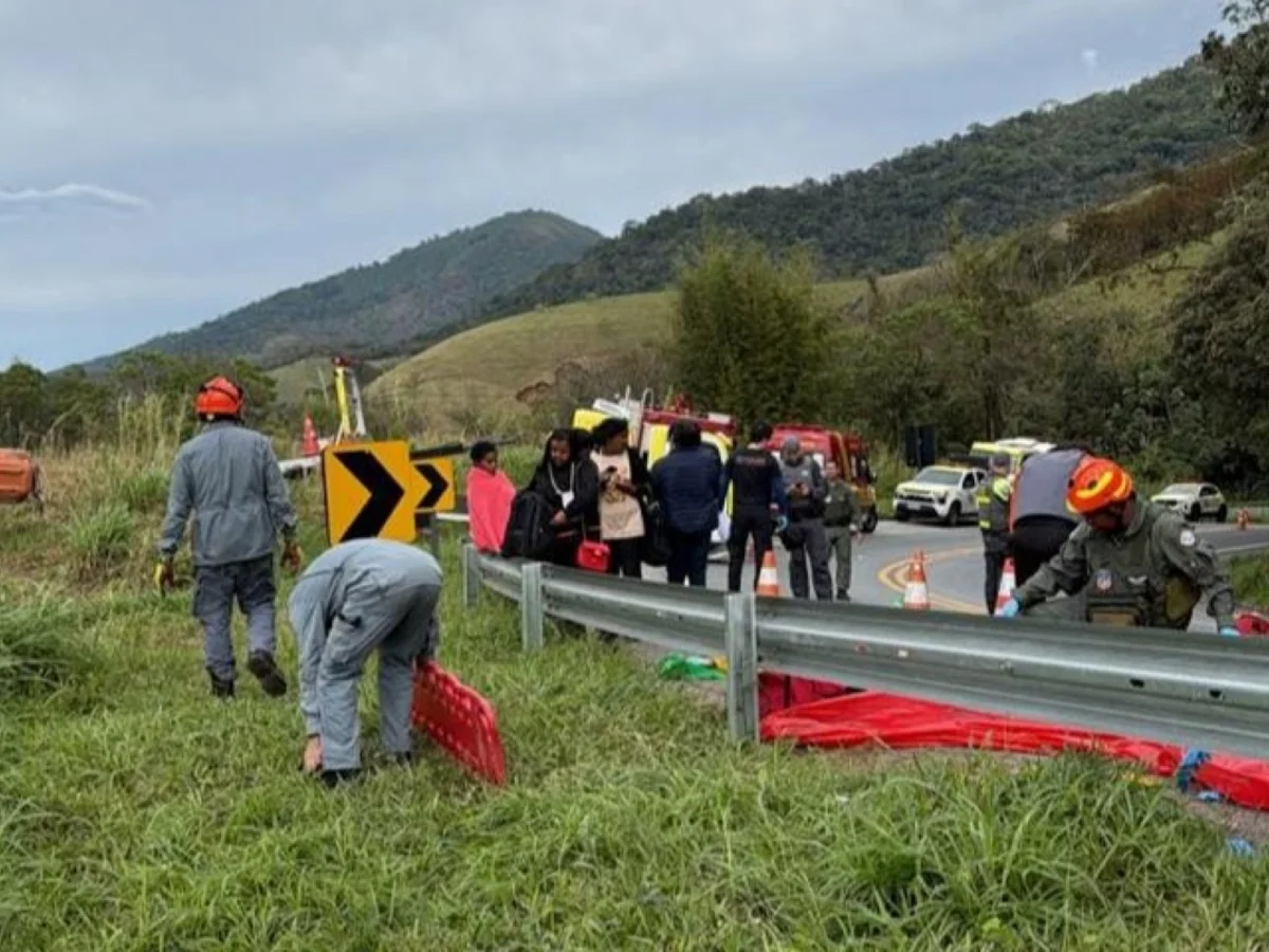 Ônibus que caiu em ribanceira levava romeiros à Aparecida. Seis morreram