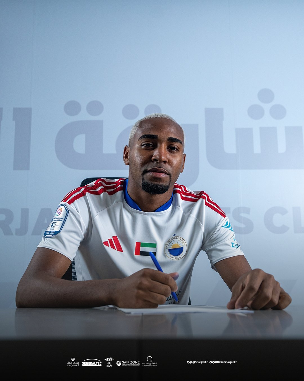 Lorran assina contrato com o Sharjah — Foto: Divulgação