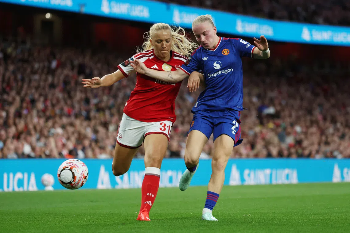 O gol de Smilla Holmberg no minuto de prorrogação salvou o empate do Arsenal contra o Manchester United na WSL