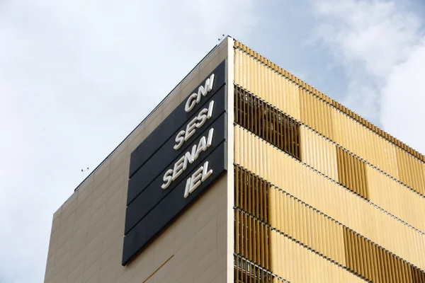 CNI diz que redução de juros é tímida e não muda cenário de endividamento