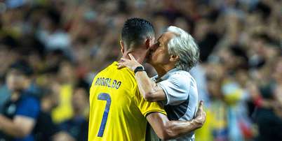 Jorge Jesus d&aacute; beijo em Cristiano Ronaldo na semifinal da Supercopa Saudita, em agosto de 2025 Foto: Yu Chun Christopher Wong/Eurasia Sport Images/Getty Images