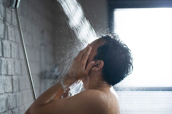 Chuveiro entupido? Veja truques para limpar e melhorar pressão