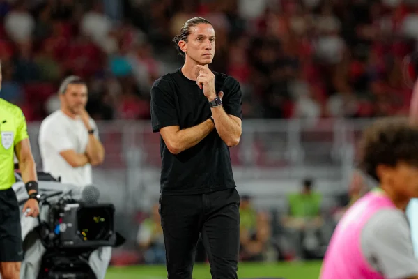 Monaco, de Filipe Luís, vence Lens e assume liderança do Campeonato Francês